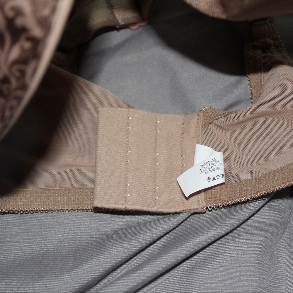 Bali Women’s Satin Tracings Minimizer Underwire Bra - Picture 4 of 5